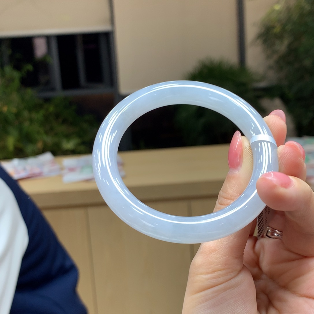 翡翠手镯未镶嵌不退不换