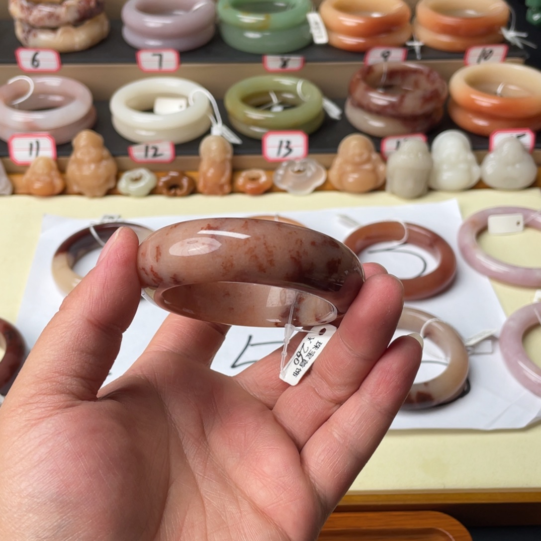 浅***香石英质玉未镶嵌手镯