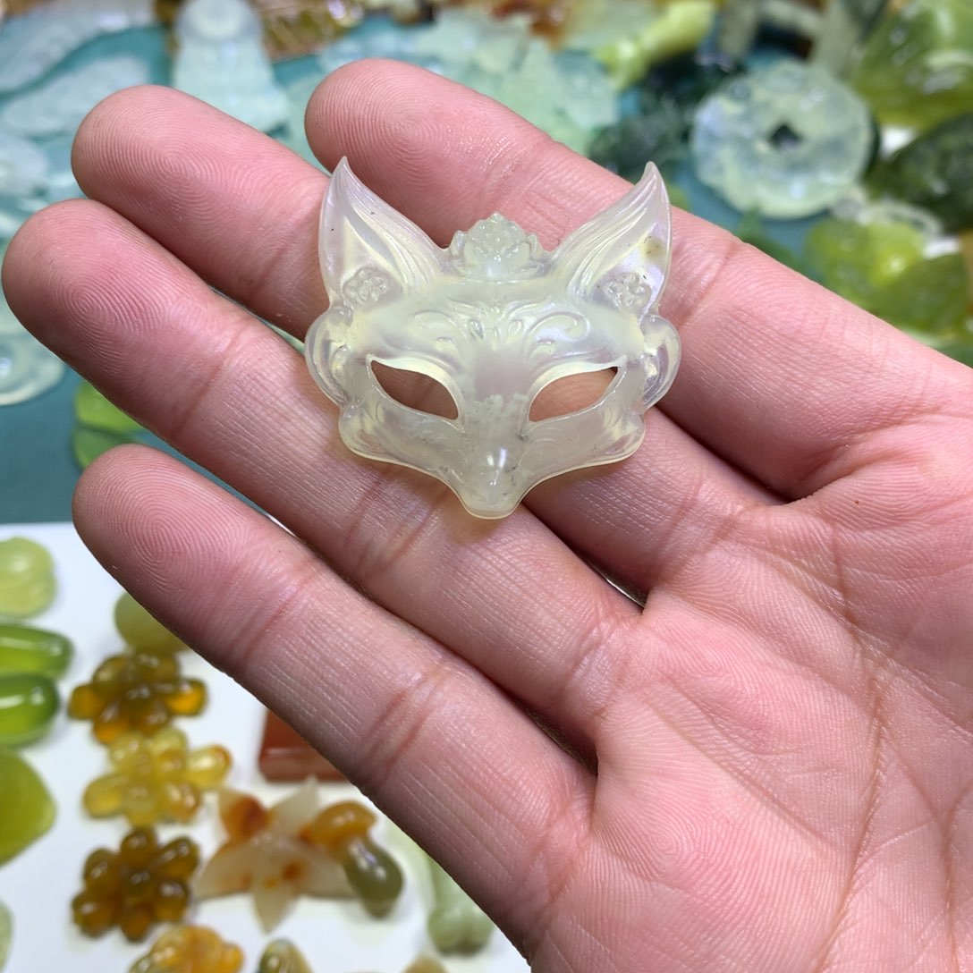 岫玉颈饰未镶嵌狐狸面具