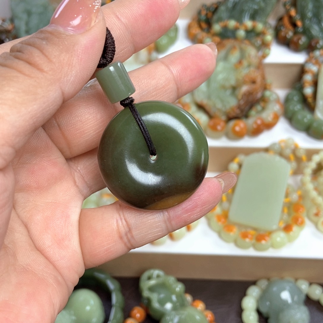 透闪石质玉未镶嵌颈饰喜*