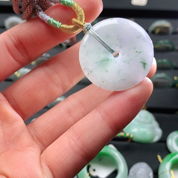 翡翠颈饰未镶嵌平安扣