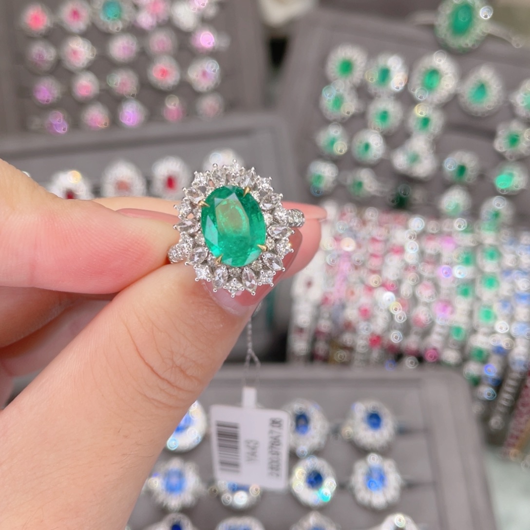 18K金镶嵌戒指祖母绿2.8