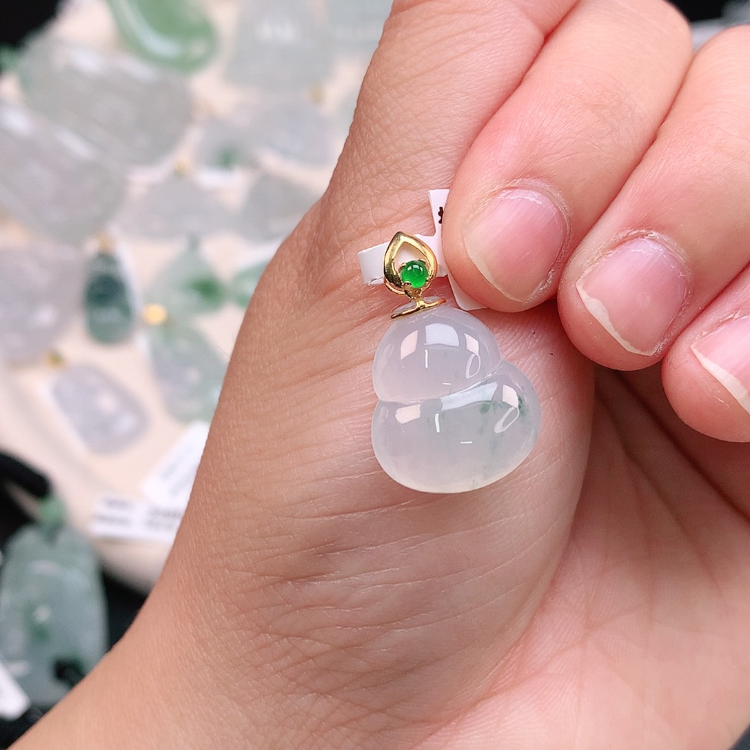 翡翠颈饰18K金镶嵌冰胶飘绿葫芦