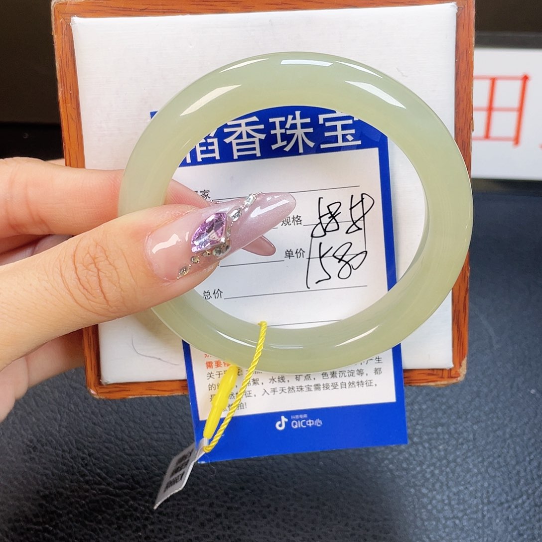 和田玉手镯未镶嵌