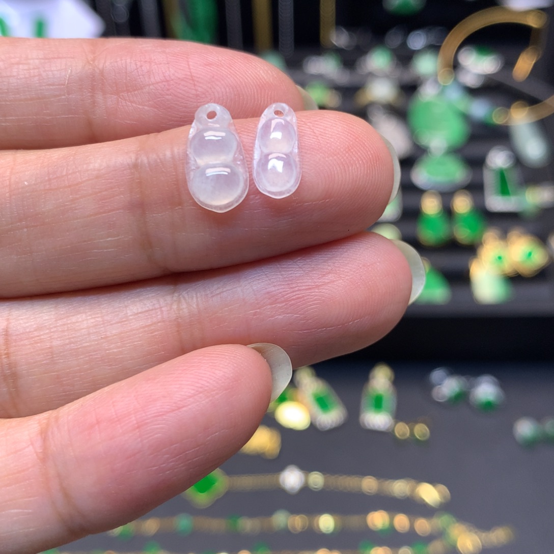 翡翠未镶嵌颈饰一对