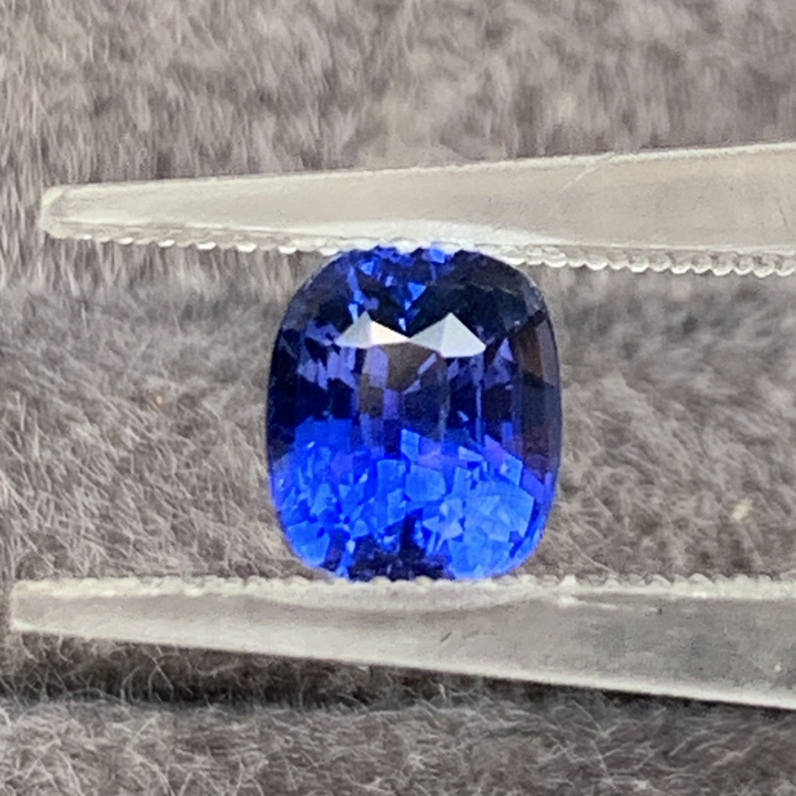 天然无烧皇家蓝色蓝宝石2.03克拉干净体吉尔德国际证书金