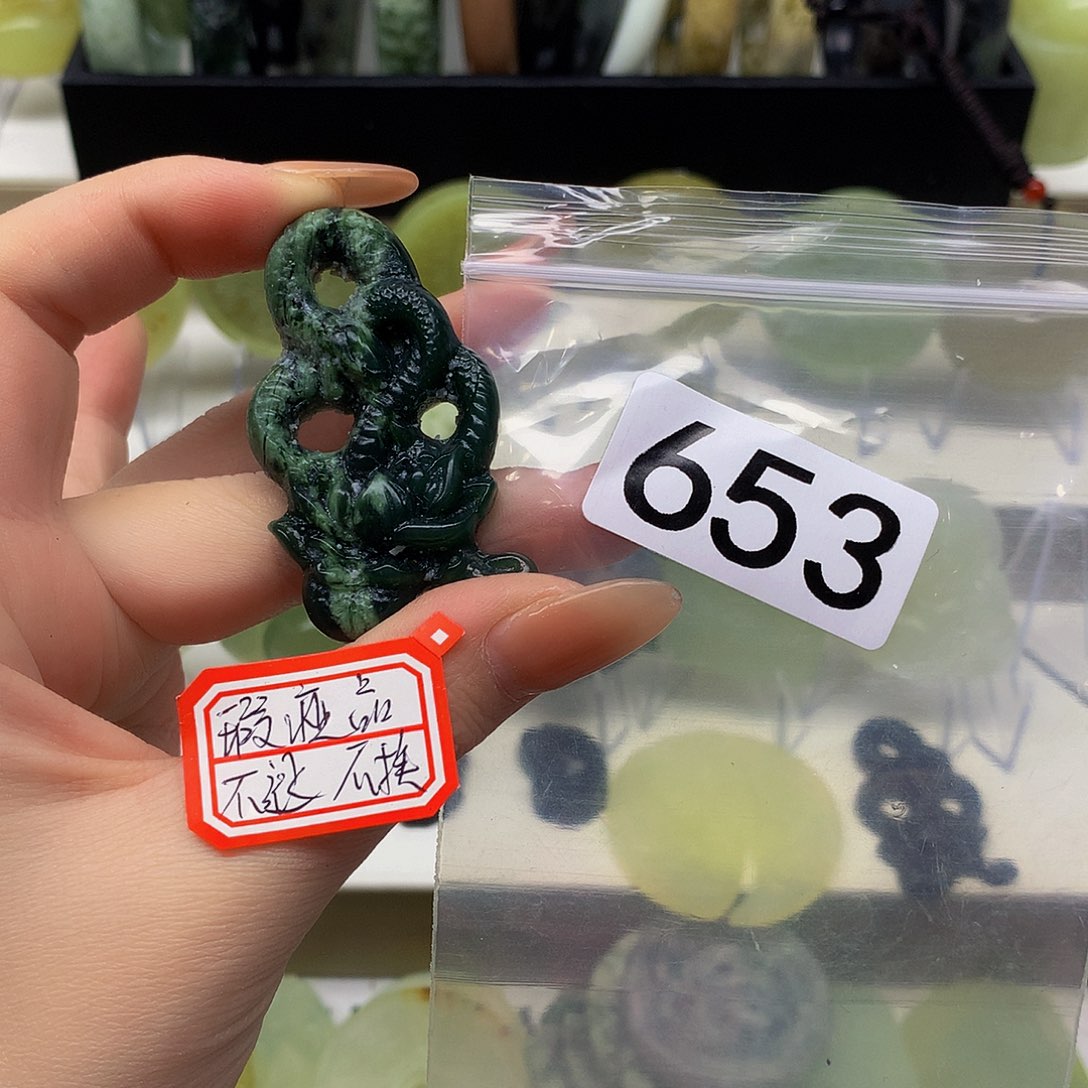 蛇纹石玉颈饰未镶嵌