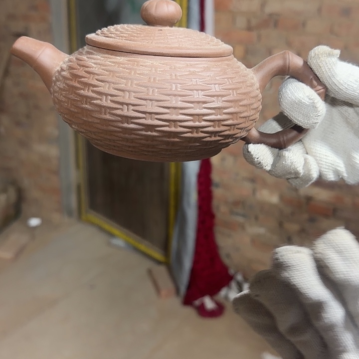 库存微瑕紫砂壶一个