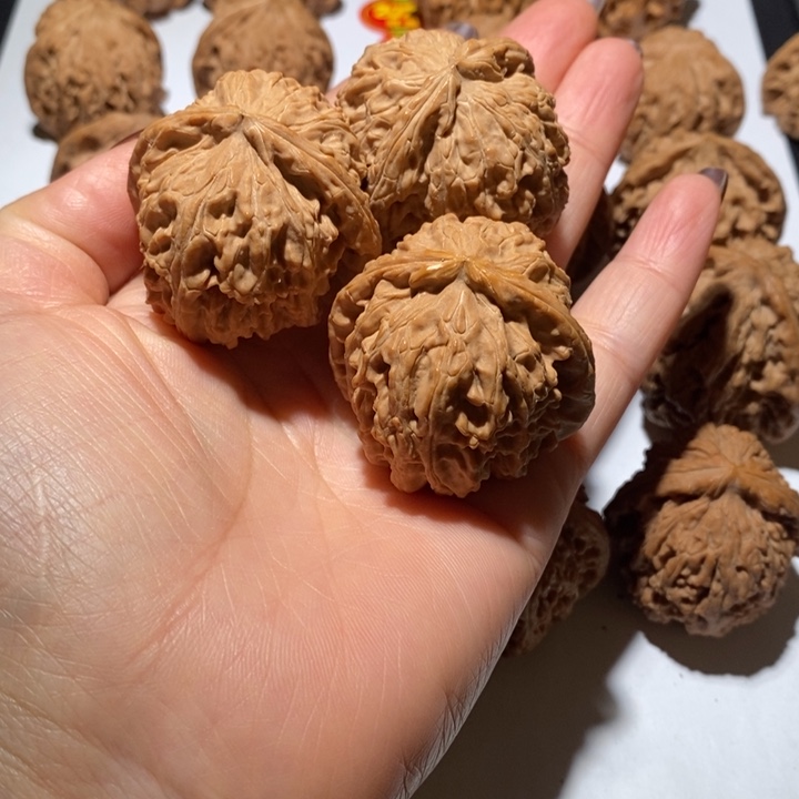 文玩核桃把件A****。三角白40