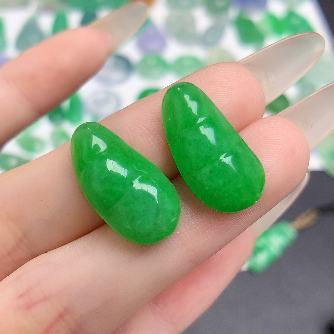 翡翠未镶嵌颈饰一对福豆