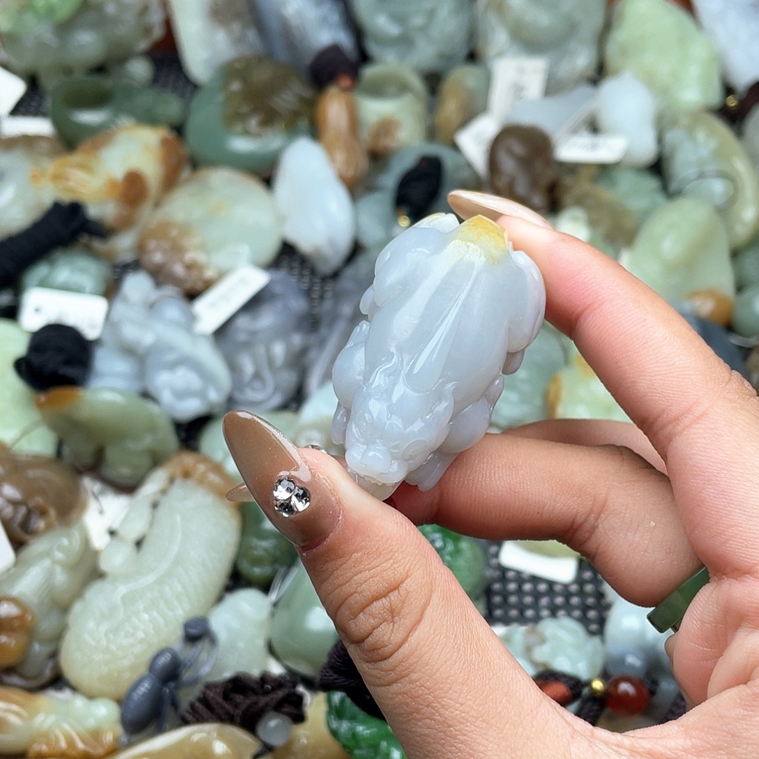 旭***九和田玉未镶嵌挂件