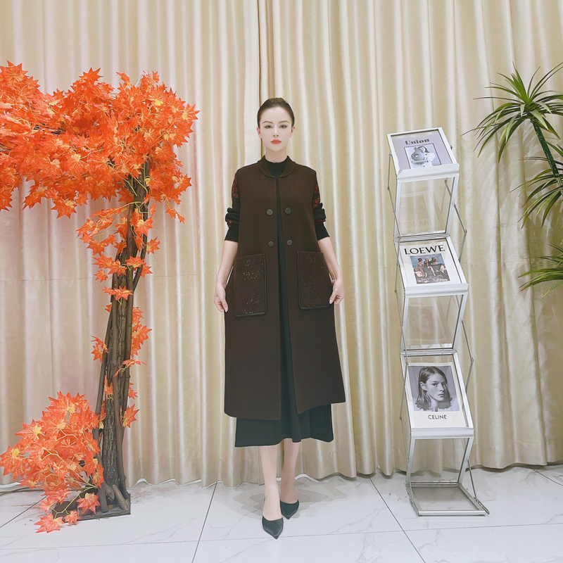 A025咖色纽扣单马甲气质设计师秋冬长款提花轻奢针织连衣裙