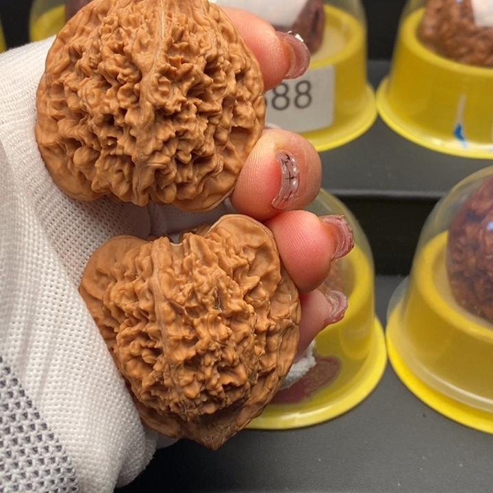 小***员满天星文玩核桃手把件