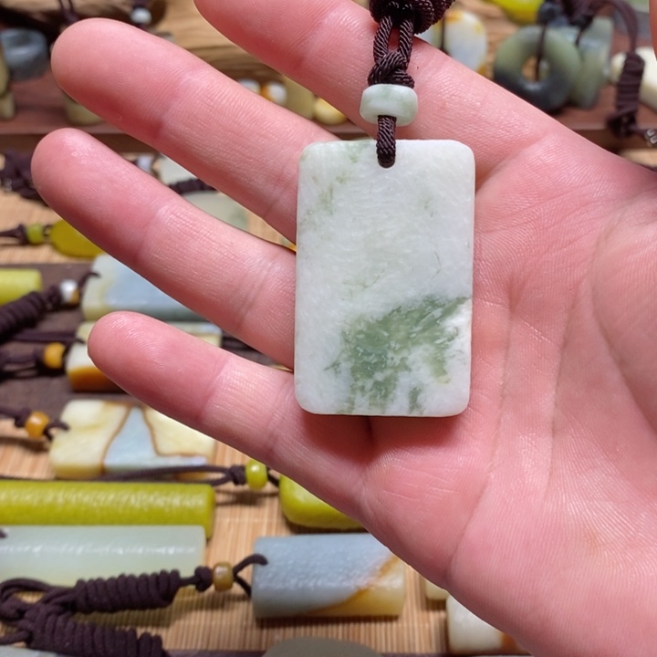 蛇纹石玉挂件未镶嵌