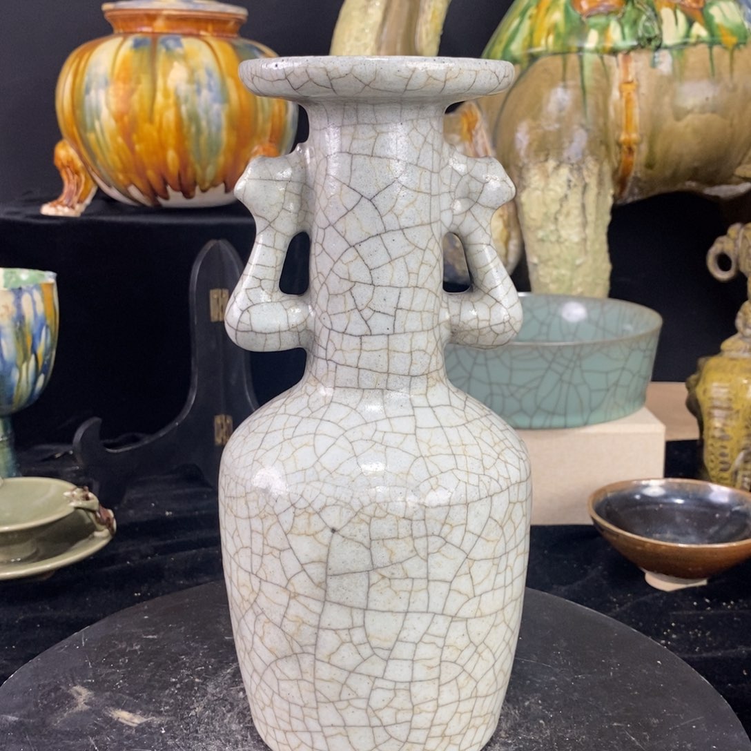 摆件官窑乳浊釉双耳瓶