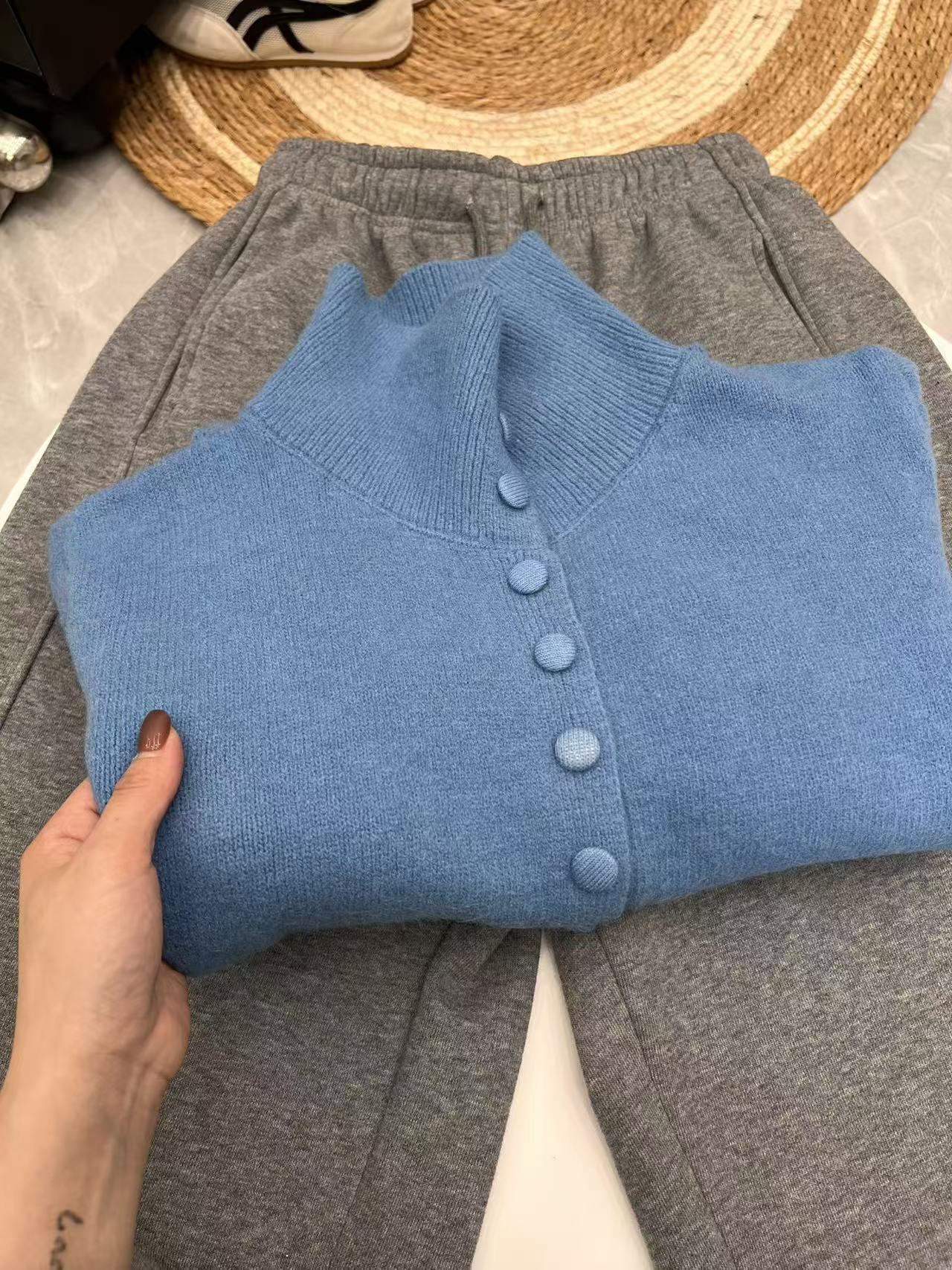 2025秋冬新款同色系包扣毛衣奶呼呼大克重高领毛衣女