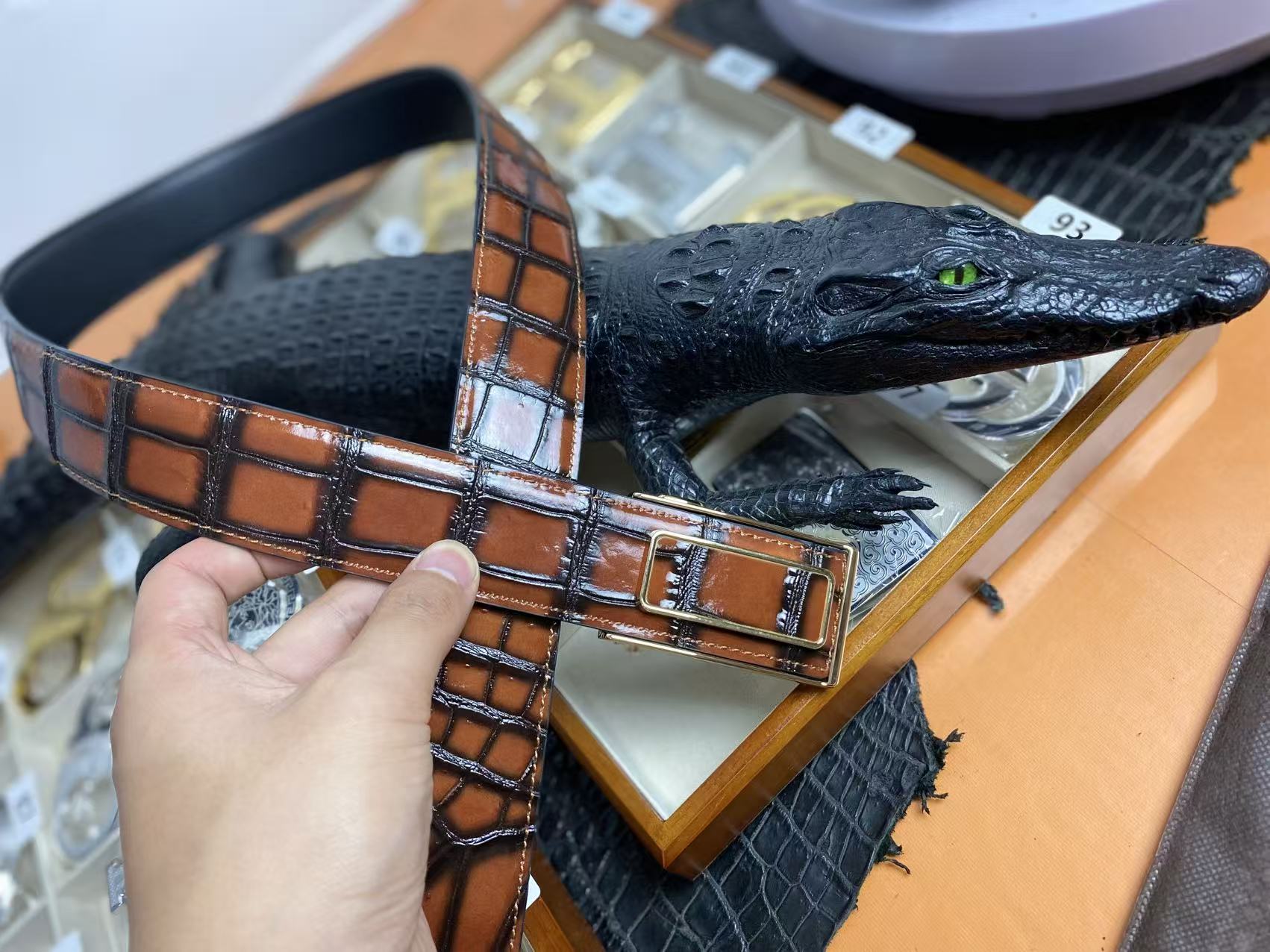 《高端男士》手工插色尼罗鳄贴皮扣皮带