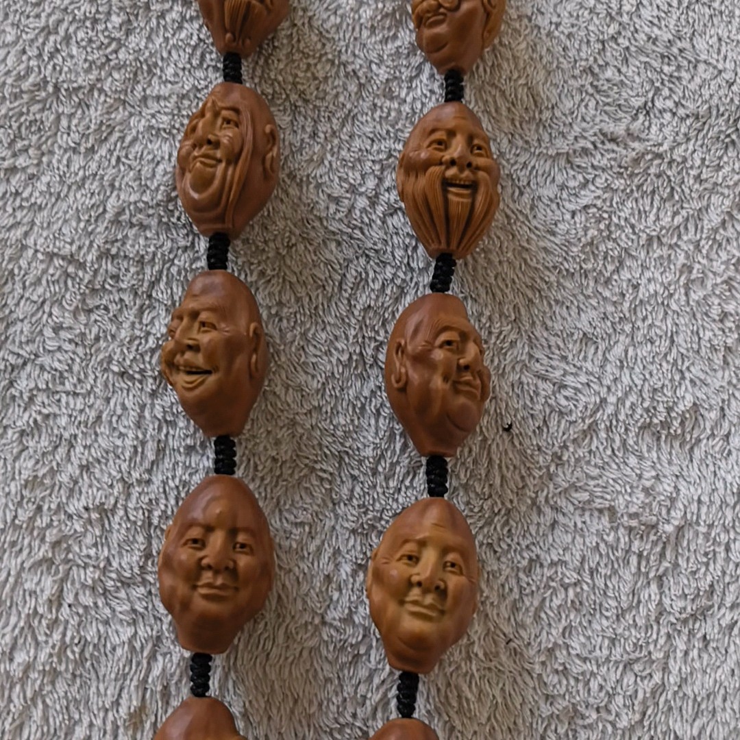 苏工橄榄核雕脖挂，尺寸2.05X3.1