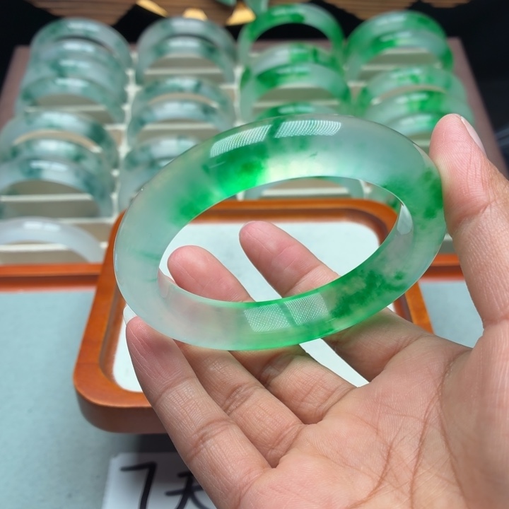 苏***里石英质玉未镶嵌手镯