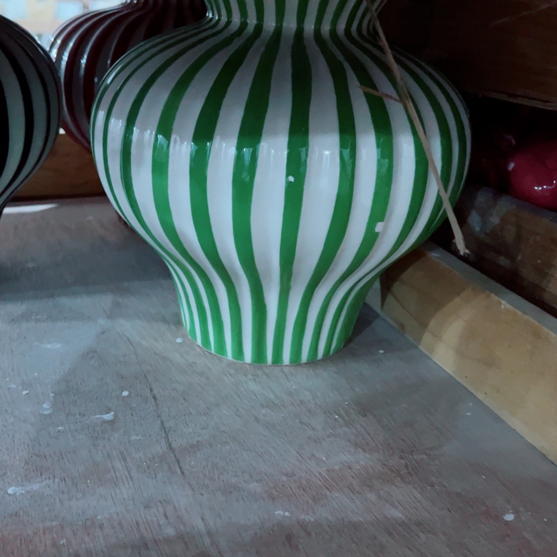 有孔，陶瓷花盆满10米包邮发货。微瑕介意慎拍