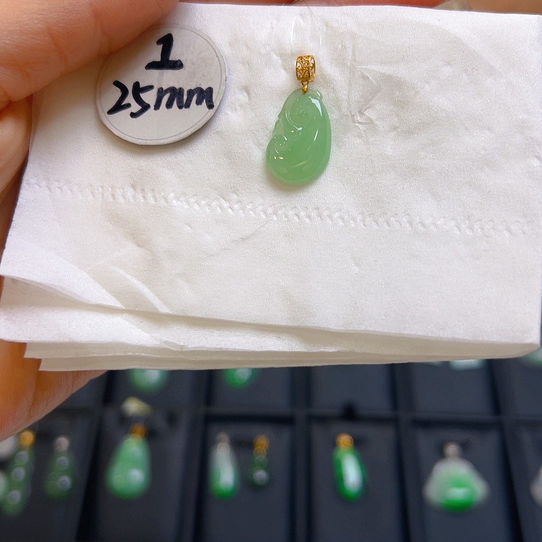 翡翠颈饰18K金镶嵌翡翠