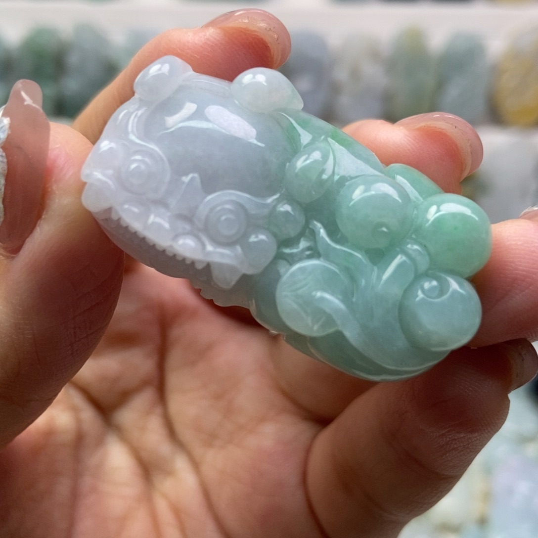 翡翠吊坠(赠链)未镶嵌