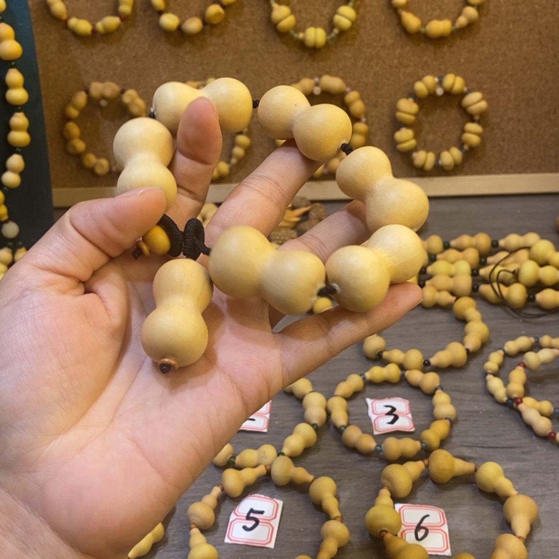 蓝****敦纯天然小葫芦手串