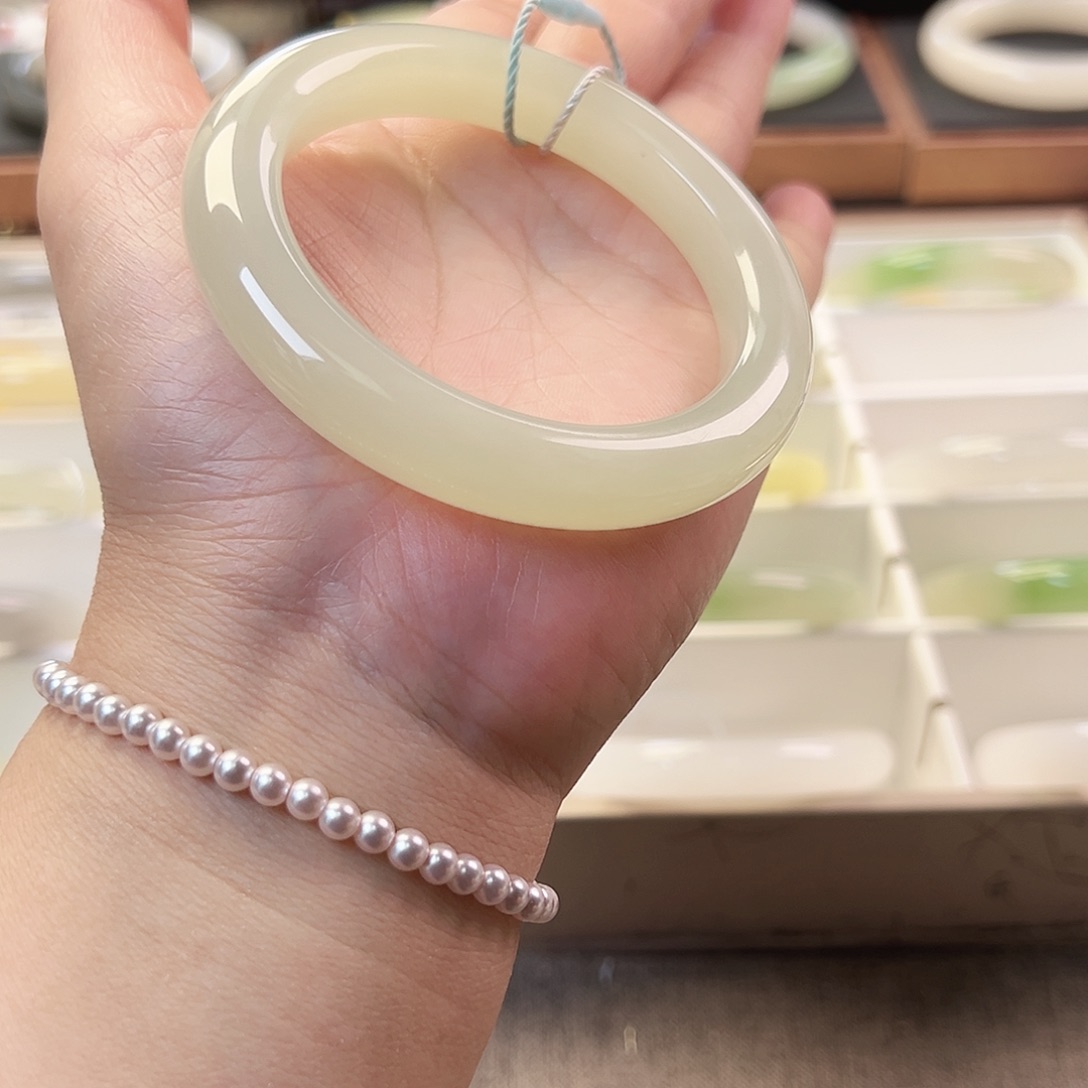 和田玉未镶嵌手镯