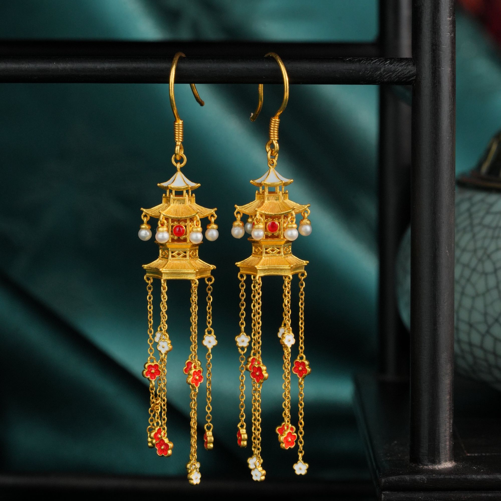 ZOCAI/佐卡伊古法黄金錾刻珐琅彩·花间燕影冬韵足金耳饰E03434