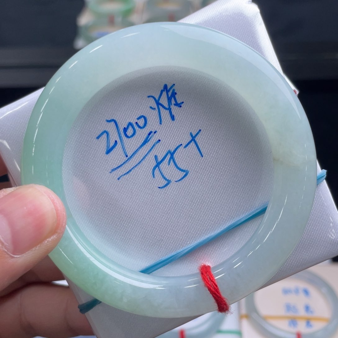 翡翠手镯未镶嵌翡翠手镯