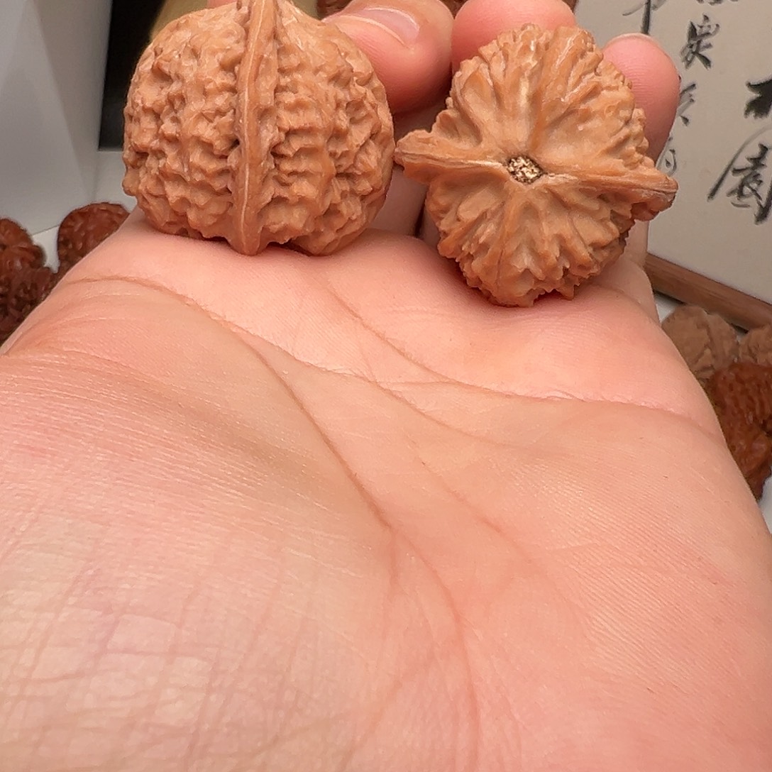 给***胖文玩核桃吊坠小红帽