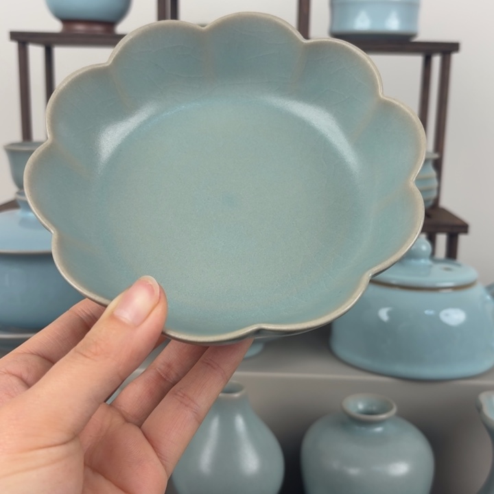 汝窑微瑕仿古釉莲花洗，口径14cm,支钉满釉