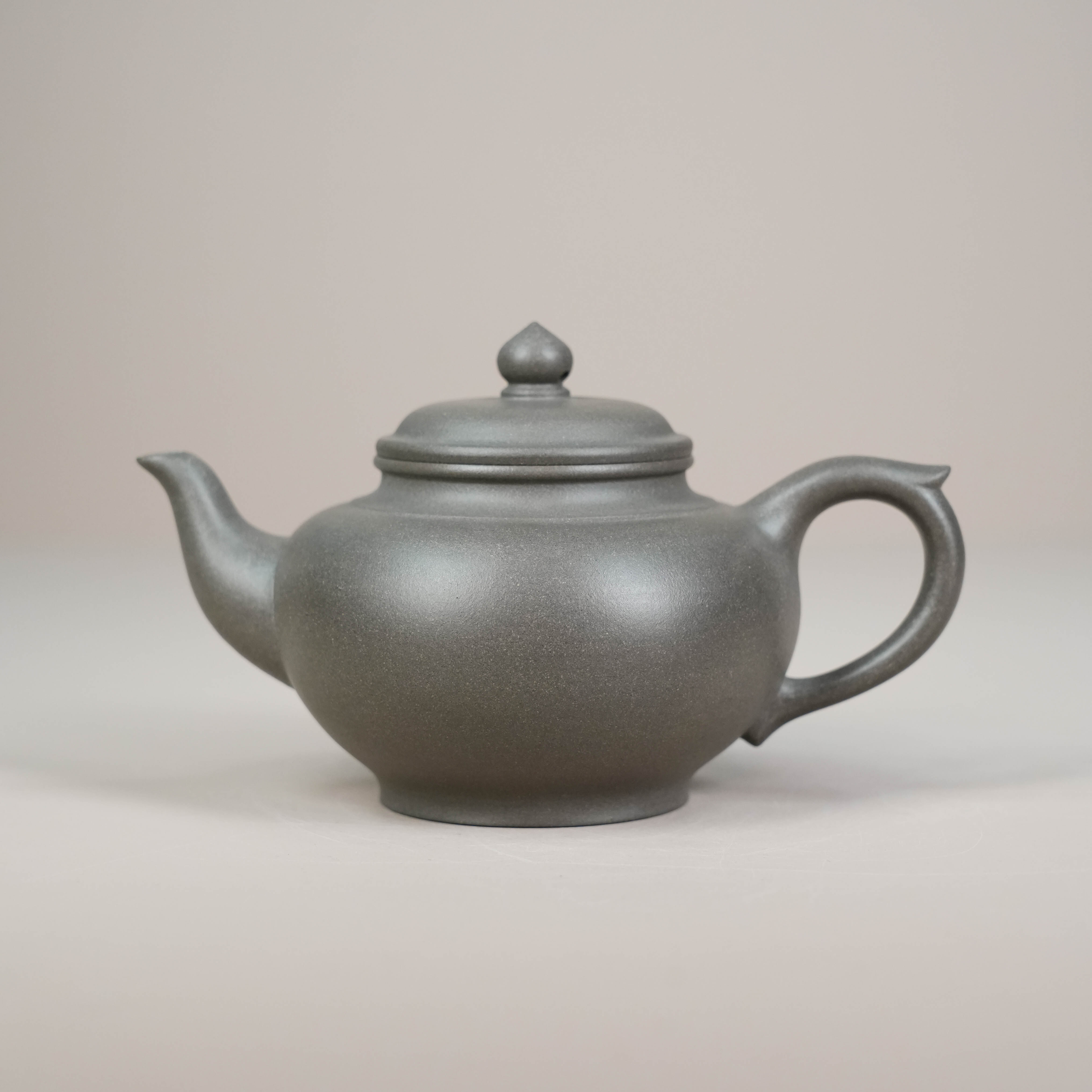 A11820 丁家龙 笑樱壶 青灰泥 300 W