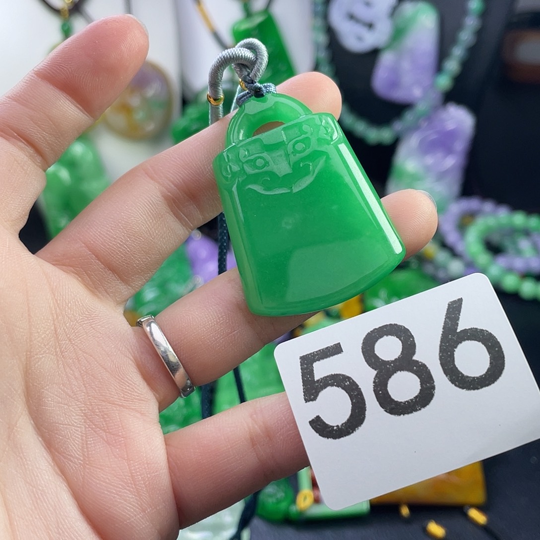 翡翠未镶嵌吊坠(赠链)