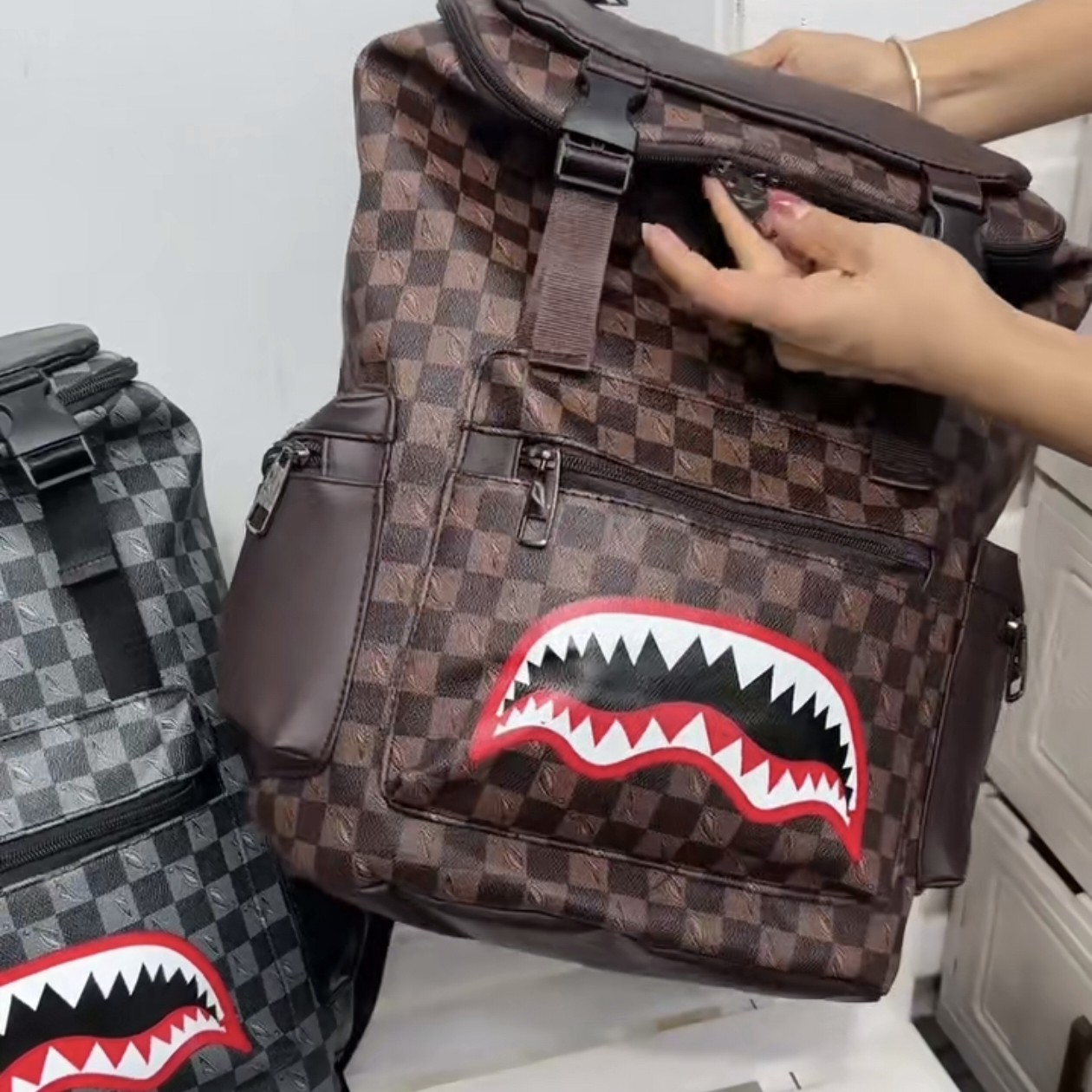 男士双肩包大容量商务旅行电脑背包时尚潮流休闲通勤轻便书包百搭