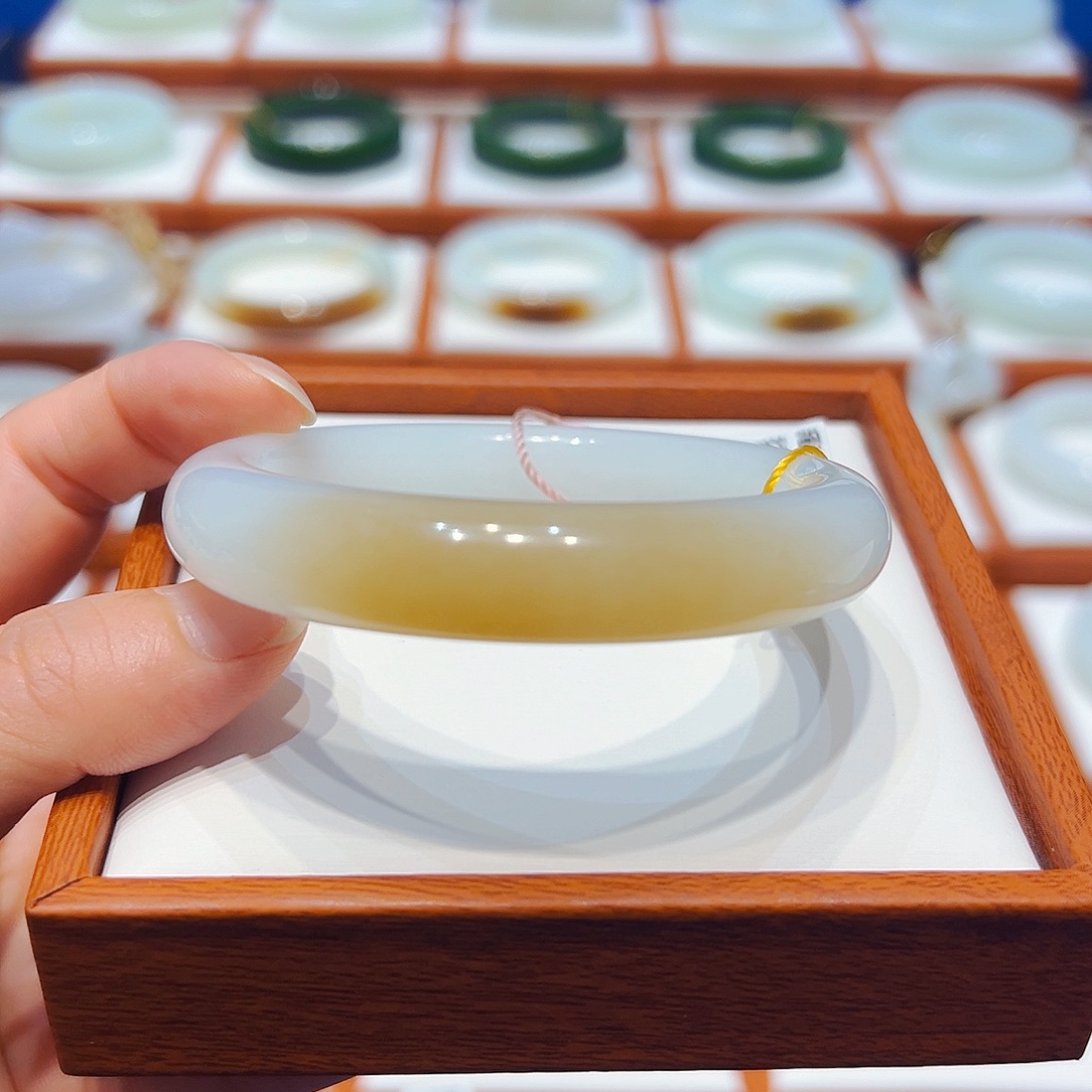 和田玉未镶嵌手镯