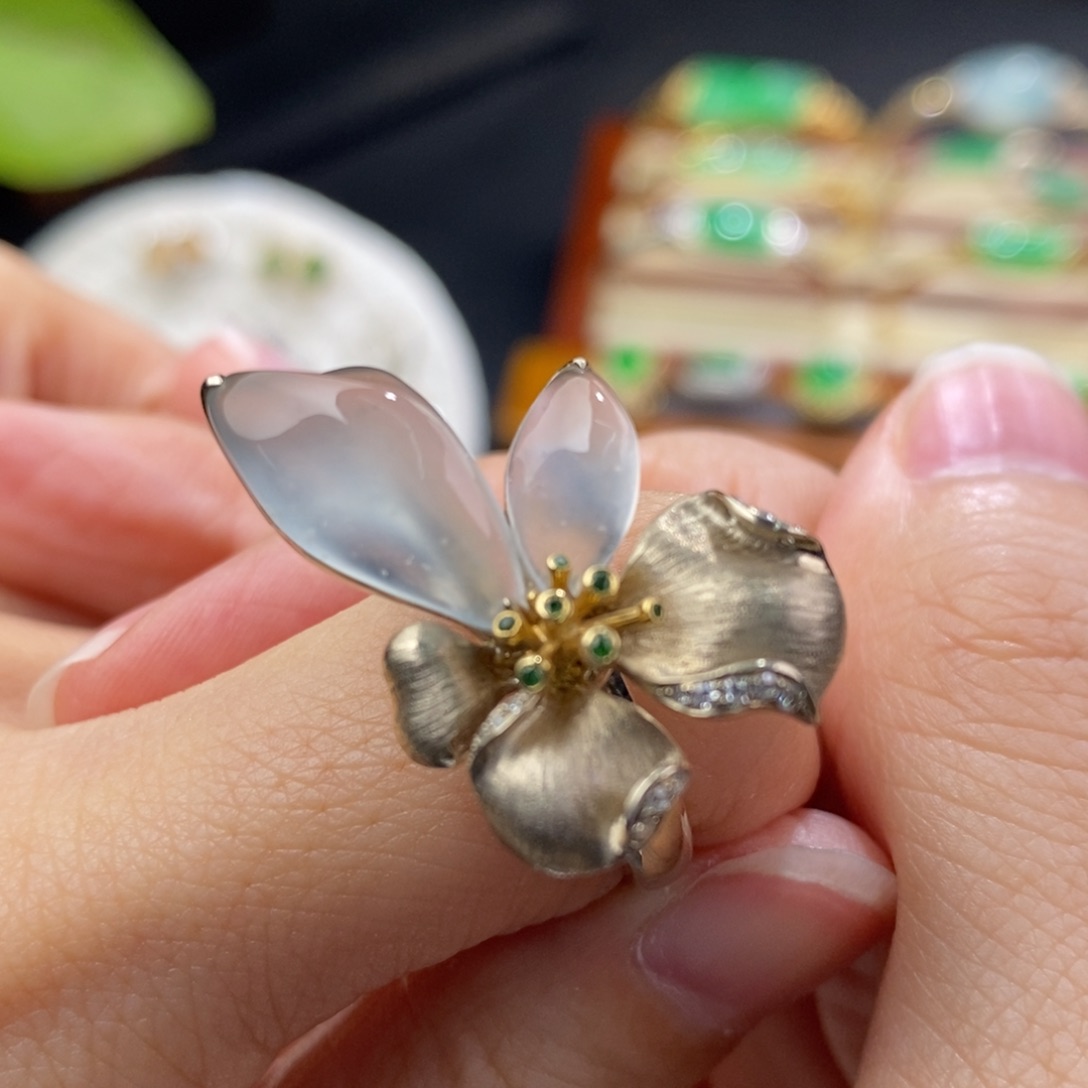 翡翠戒指18K金镶嵌戒指