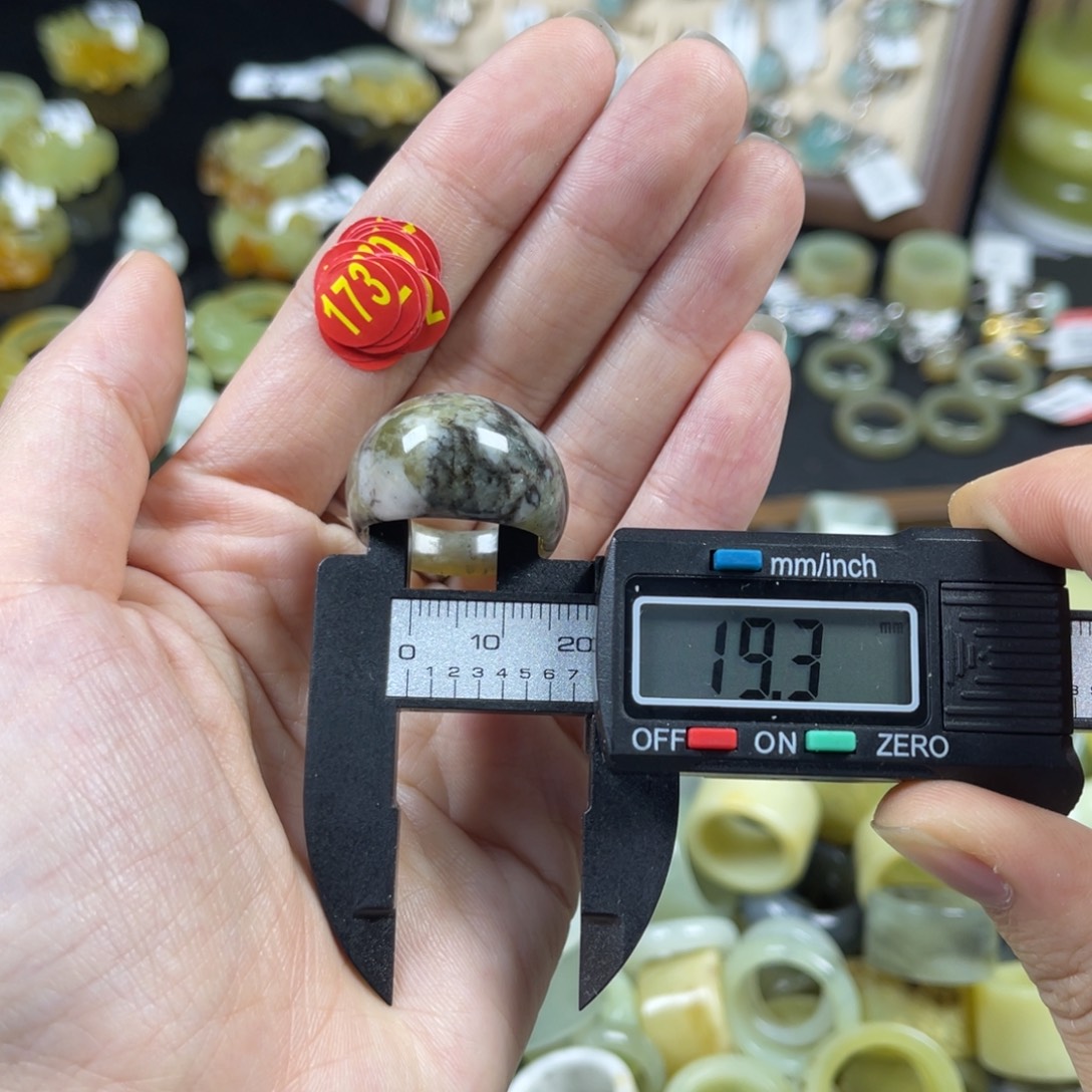 蛇纹石玉未镶嵌戒指