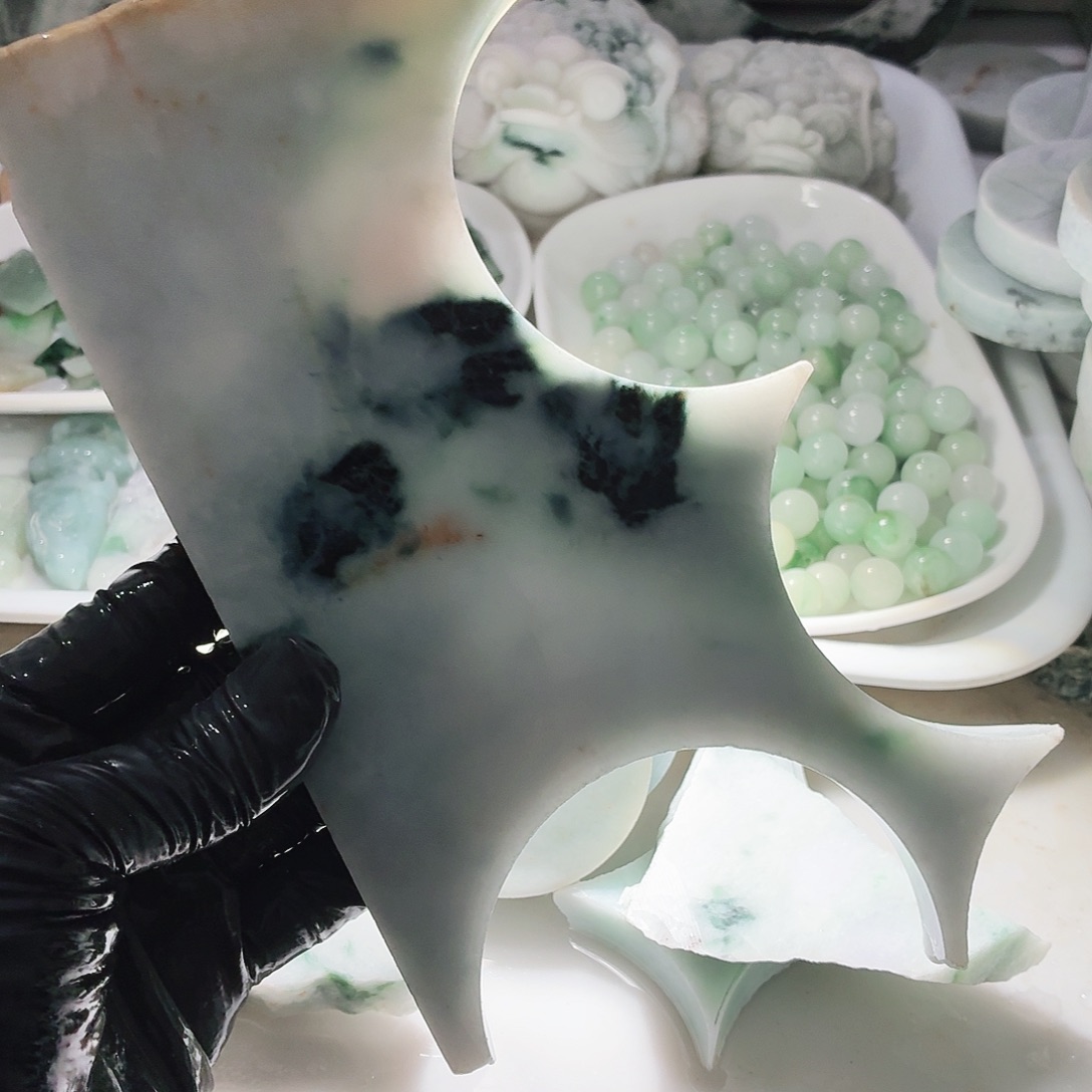 翡翠未镶嵌颈饰边角料