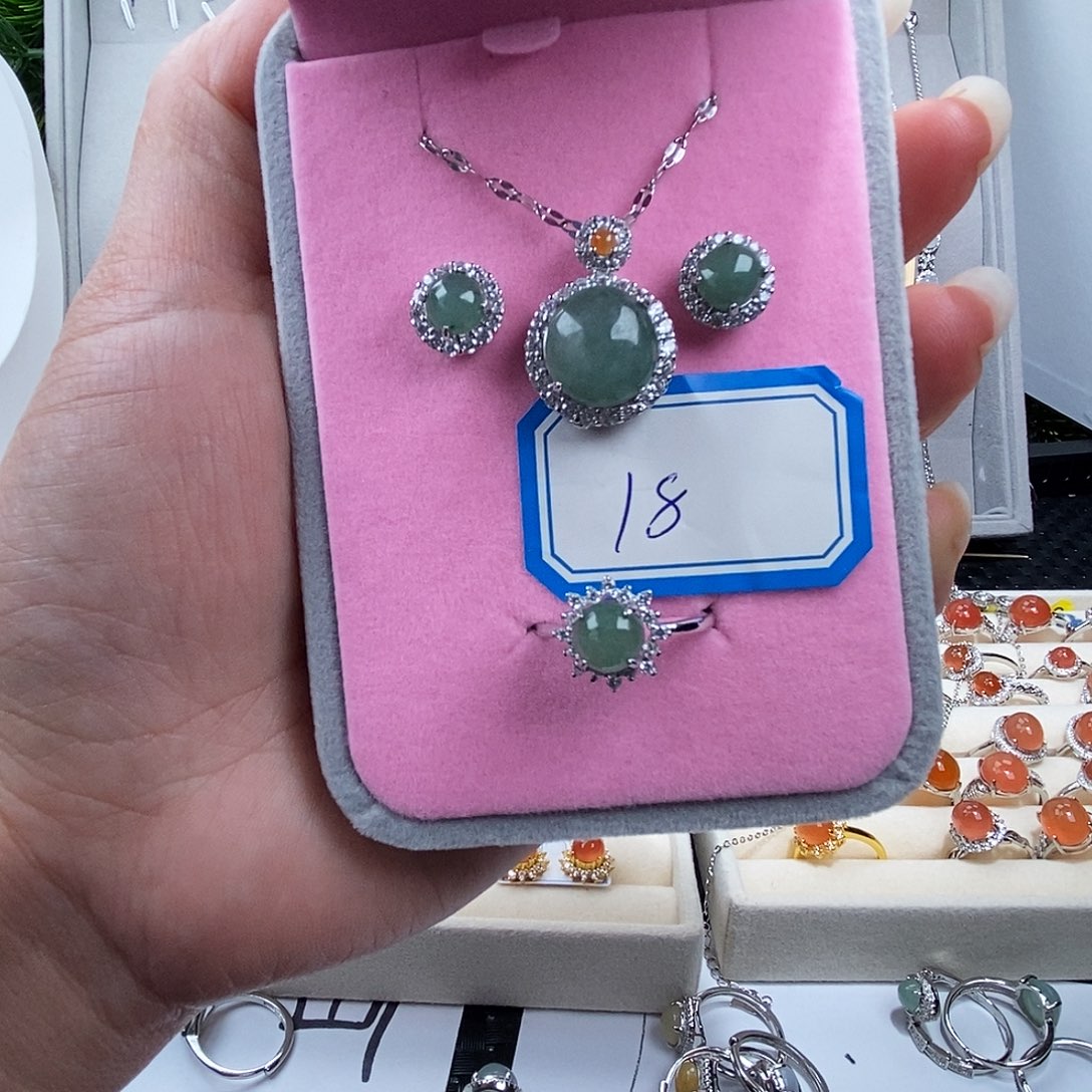 蓝***己翡翠未镶嵌戒指缅甸