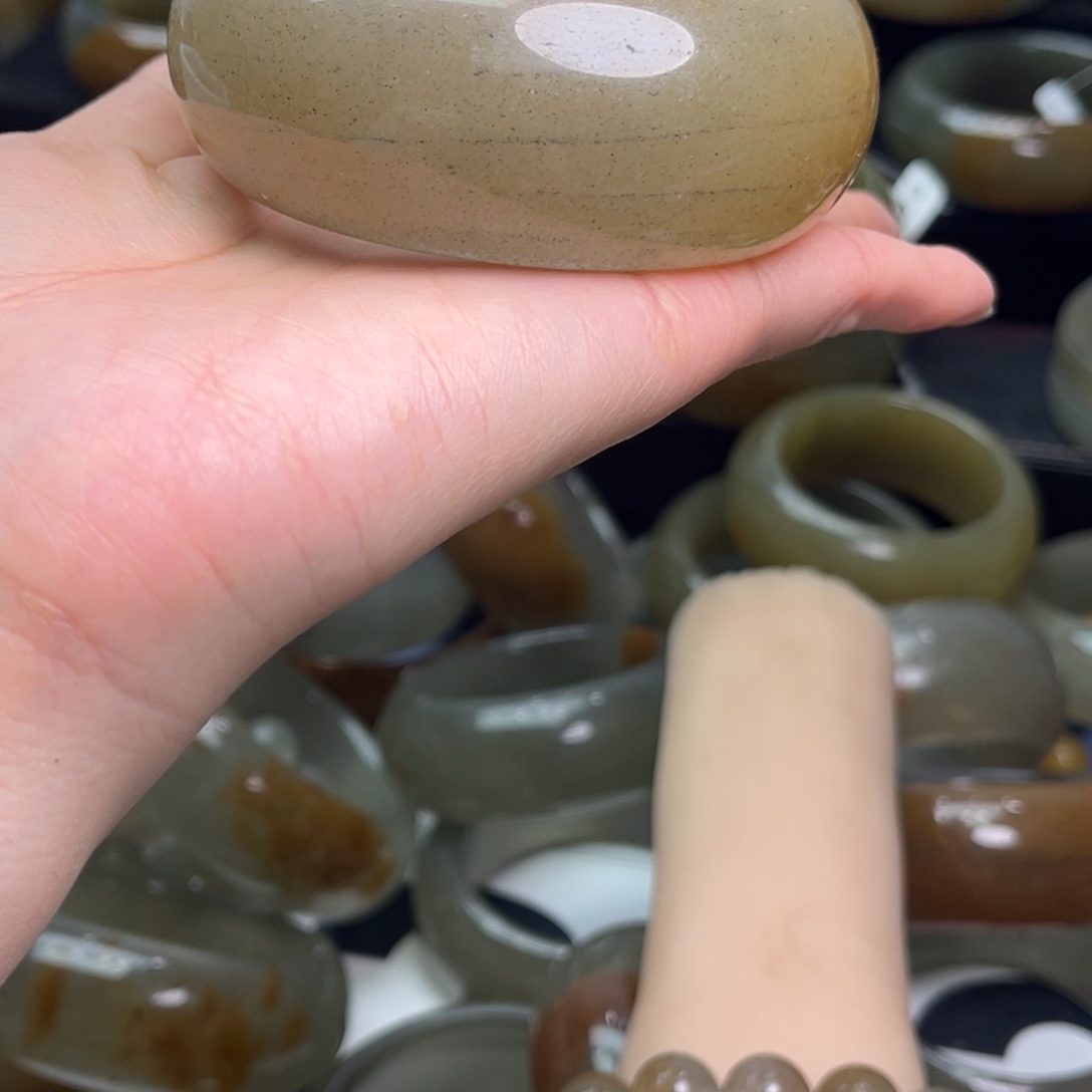 E***a石英质玉未镶嵌手镯