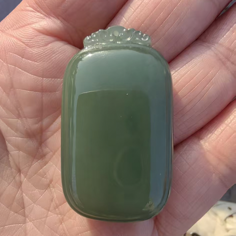 和田玉青海料湖水绿平安牌配绳子挂件