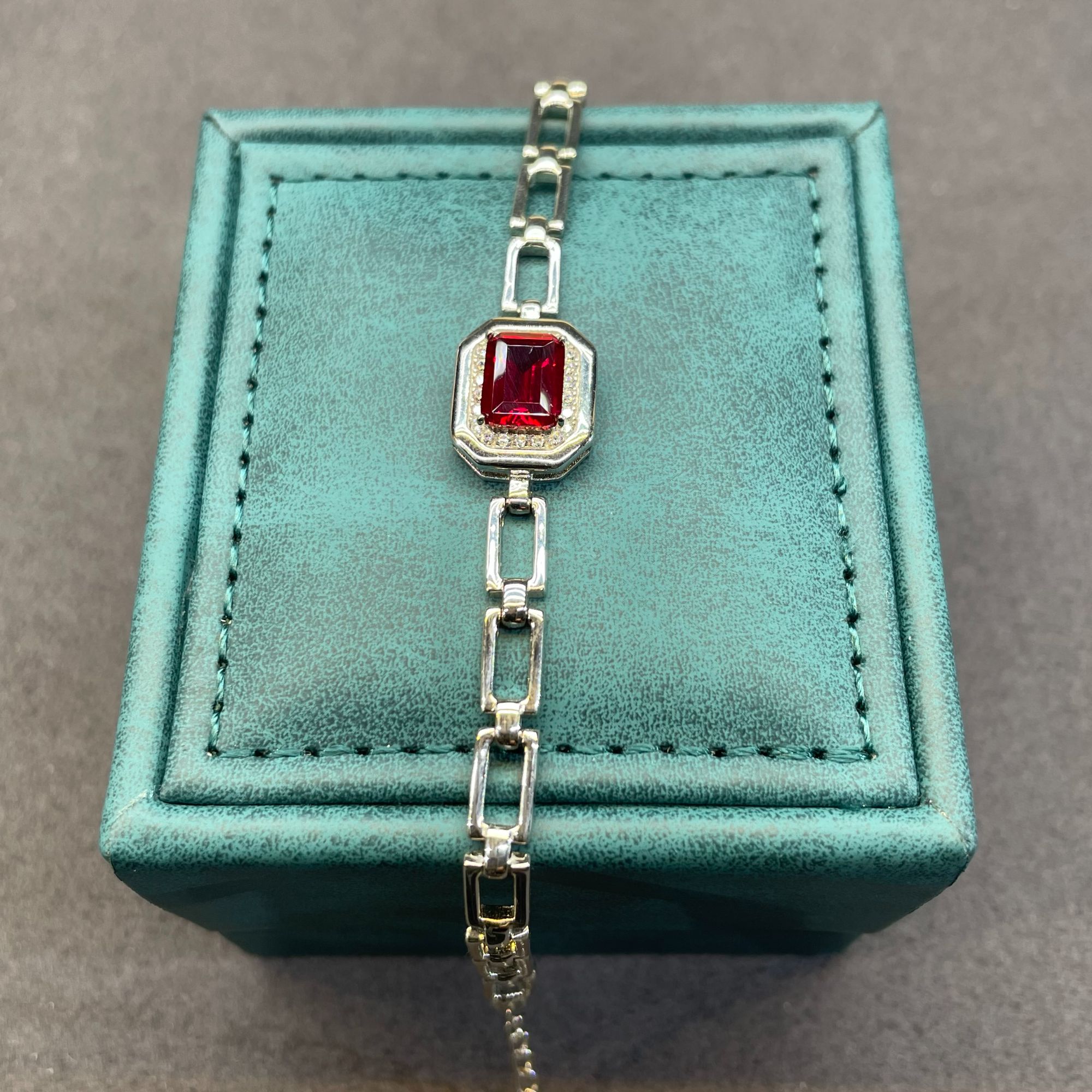 【Vivia】甄选  K白环环相扣红祖母切手链2.0CT