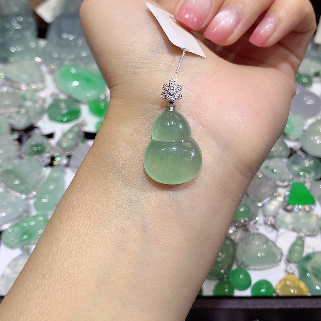 翡翠18K金镶嵌颈饰葫芦