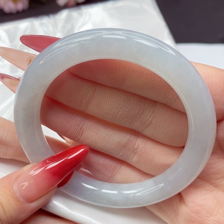 翡翠手镯未镶嵌55圈