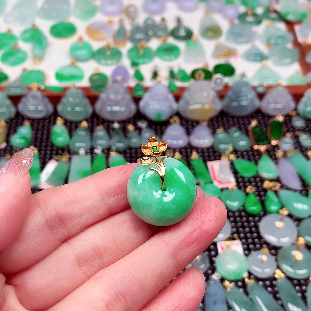 翡翠18K金镶嵌颈饰