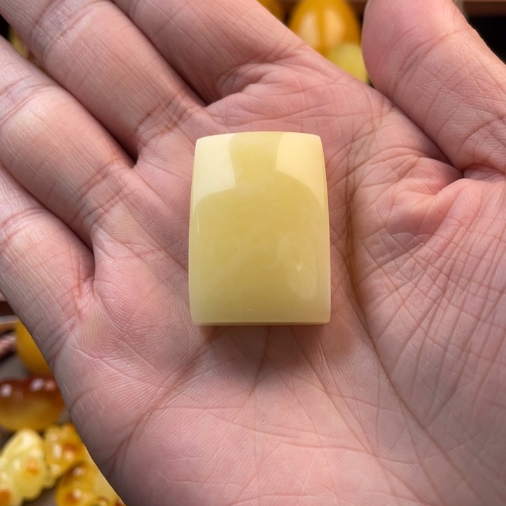琥珀未镶嵌颈饰如图