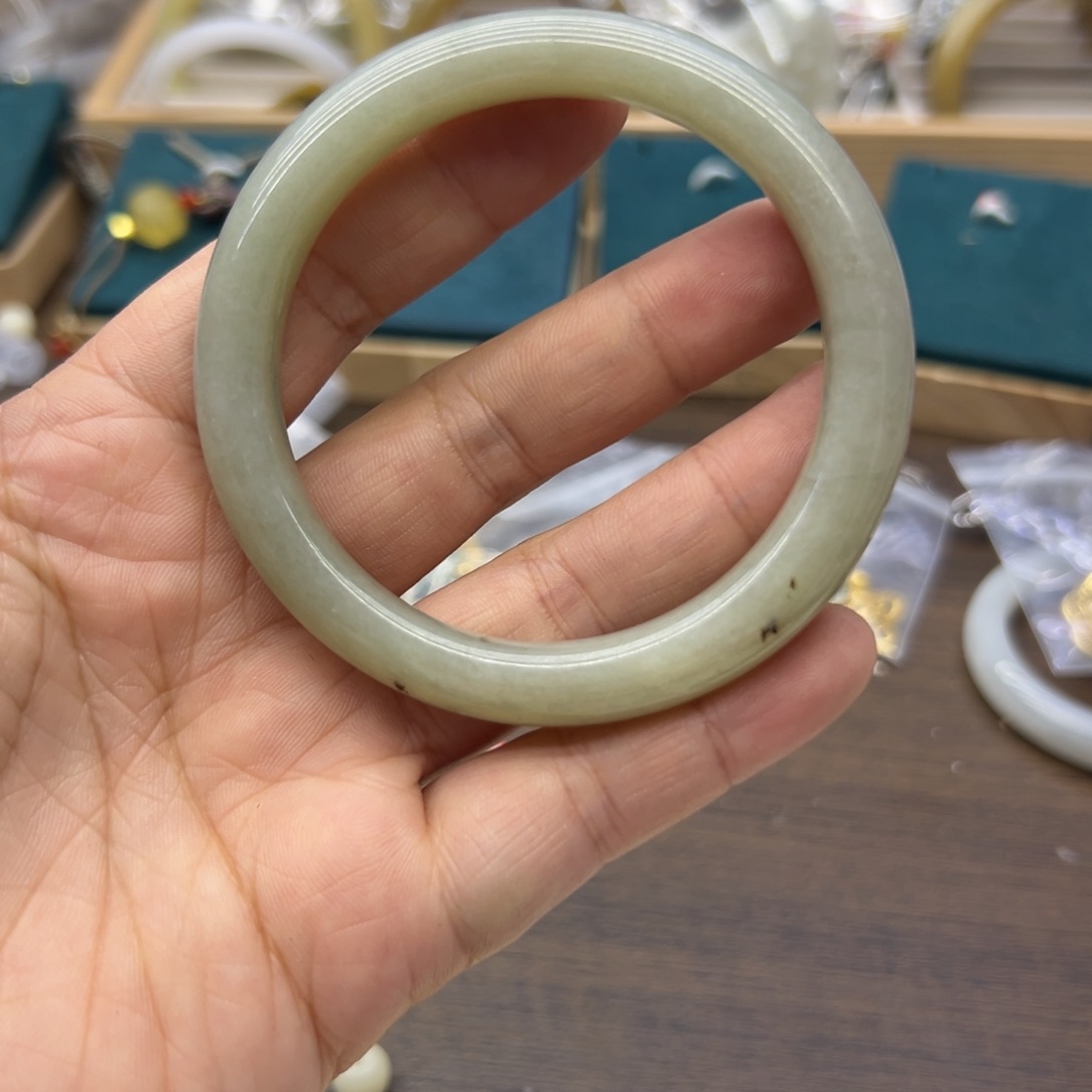 和田玉未镶嵌手镯58.6圈围1748瑕