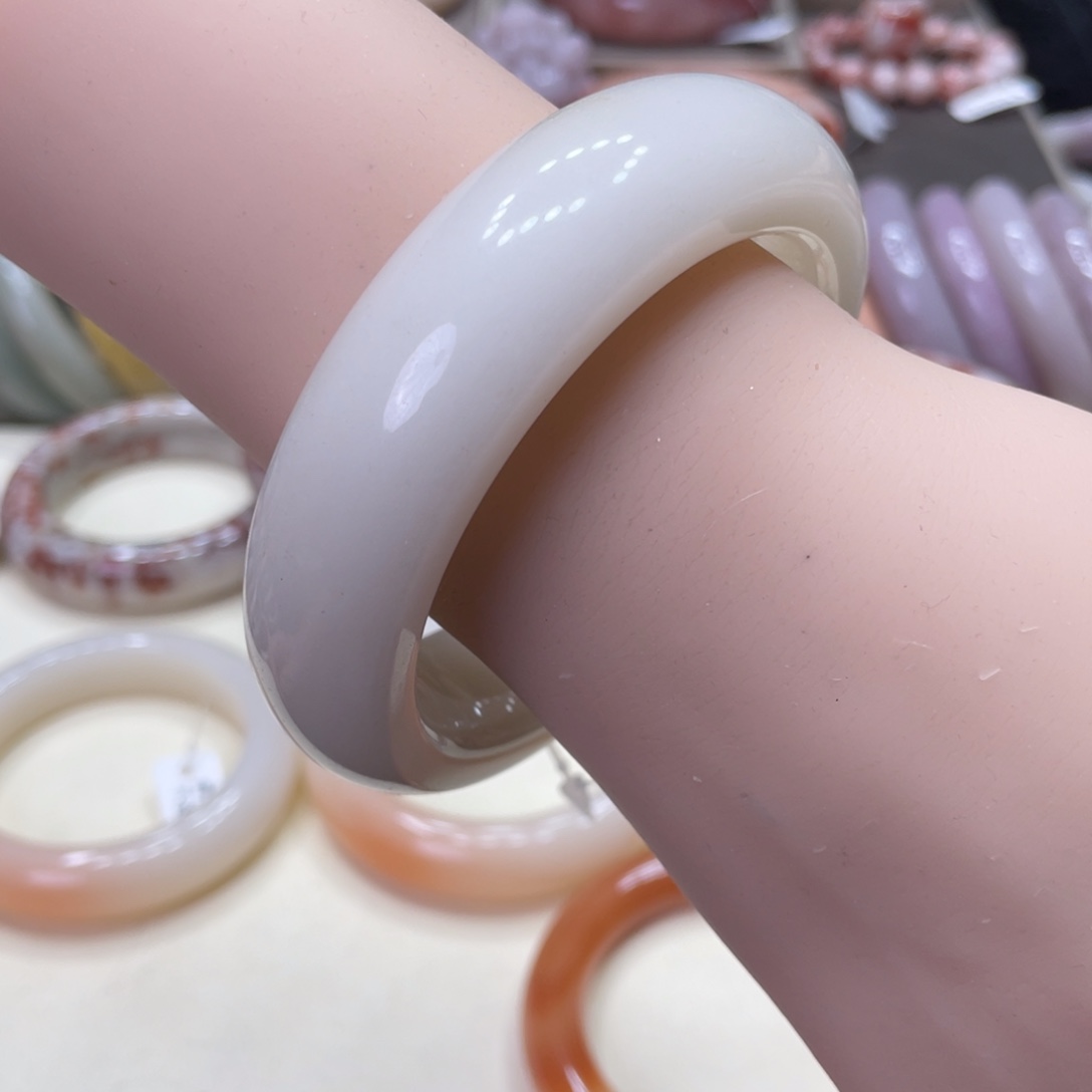 未镶嵌手镯石英岩玉