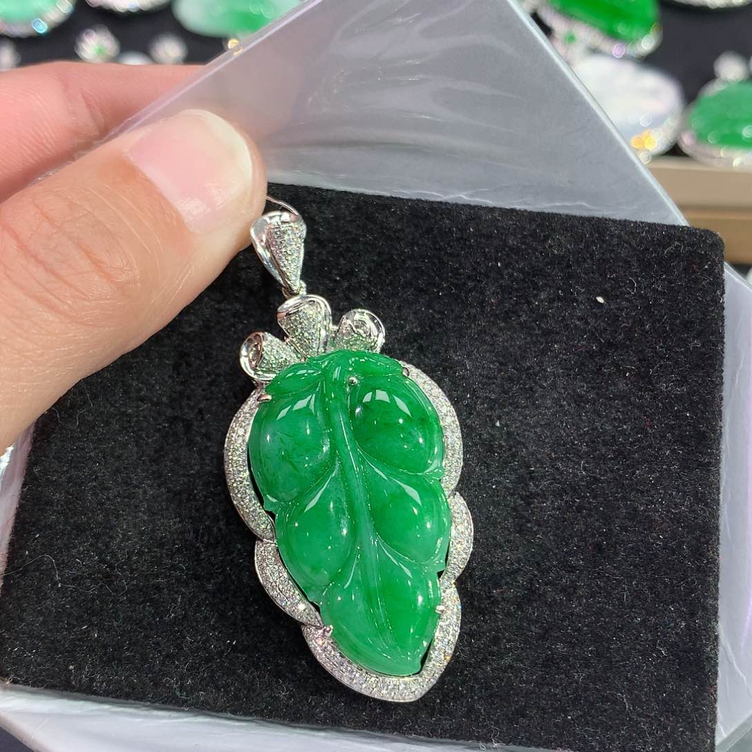 翡翠吊坠(赠链)18K金镶嵌